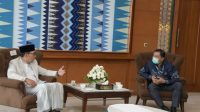 2303 bdg - KPK Soroti Aset Pemda Jawa Barat yang Masih Bermasalah Gubernur Jawa Barat Ridwan Kamil menerima Direktur Wilayah Koordinasi Supervisi Pencegahan (Korsupgah) Komisi Pemberantasan Korupsi (KPK) Yudi di Gedung Sate, Bandung. (Foto: Hms Jabar)