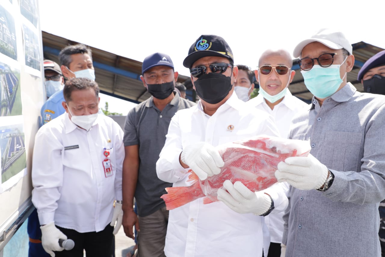 Menteri Kelautan dan Perikanan Sakti Wahyu Trenggono Biro Humas Dan Kerja Sama Luar Negeri meninjau Pelabuhan Perikanan Pantai (PPP) Mayangan di Kota Probolinggo, Jawa Timur. (Foto: Biro Humas Dan Kerja Sama Luar Negeri)
