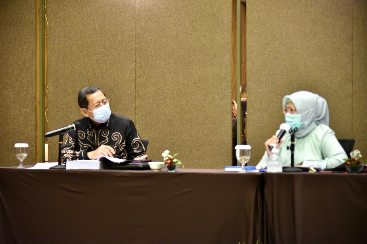 Anggota DPRD Provinsi Jawa Barat Daddy Rohanady bersama Kepala Biro Hukum Pemprov Jabar. (Foto: Ist)