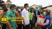 Wakil Bupati Karo Theopilus Ginting menyerahkan bantuan beras PPKM secara simbolis kepada masyarakat Desa Suka Julu, Kecamatan Barusjahe, Kabupaten Karo, Sumatera Utara. (Foto: Humas Karo)