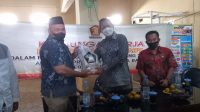 Anggota DPRD Jawa Barat Daddy Rohanady dan Anggota DPRD Kabupaten Cirebon ketika menyerahkan bantuan secara simbolis kepada Kuwu Japura Bakti. (Foto: Ist)