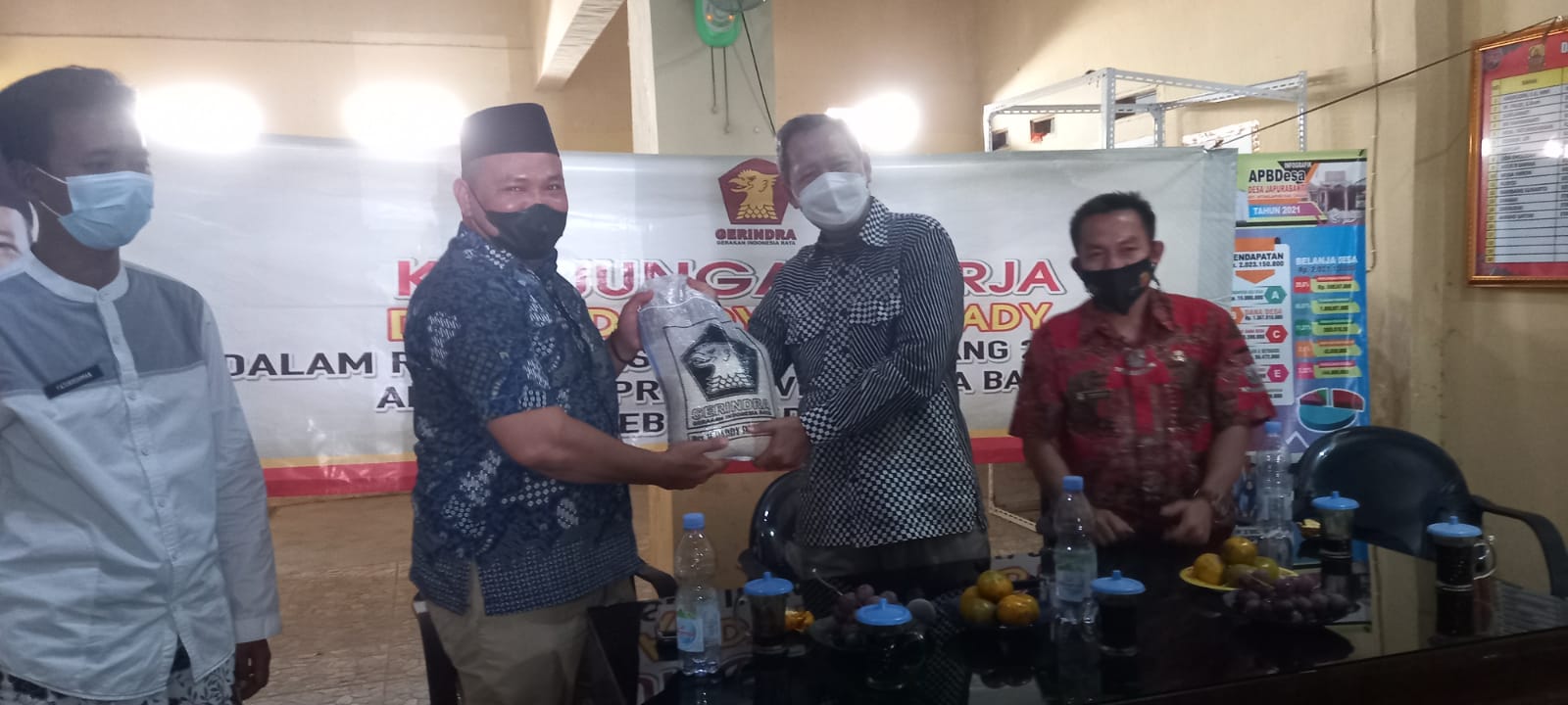 Anggota DPRD Jawa Barat Daddy Rohanady dan Anggota DPRD Kabupaten Cirebon ketika menyerahkan bantuan secara simbolis kepada Kuwu Japura Bakti. (Foto: Ist)