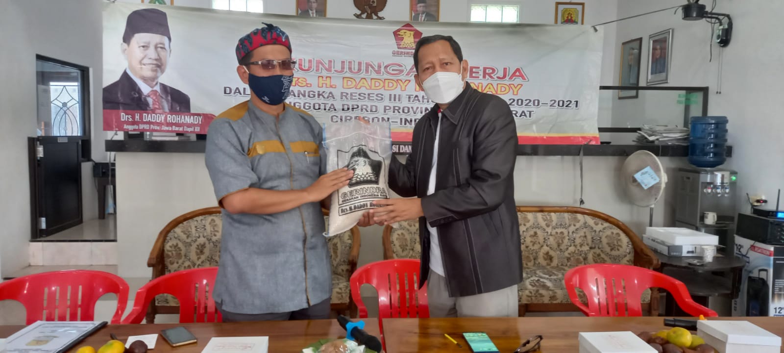 Anggota DPRD Provinsi Jawa Barat Daddy Rohanady menyerahkan bantuan kepada masyarakat Desa Cirebon Girang dalam kegiatan Reses III. (Foto: Ist)