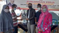 1008 bdg - DESA PAMIJAHAN 2 Anggota DPRD Jabar Daddy Rohanady menyerahan bantuan ke masyarakat Desa Pamijahan disaksikan Kuwu dan anggota DPRD Kabupaten Cirebon. (Foto: Ist)