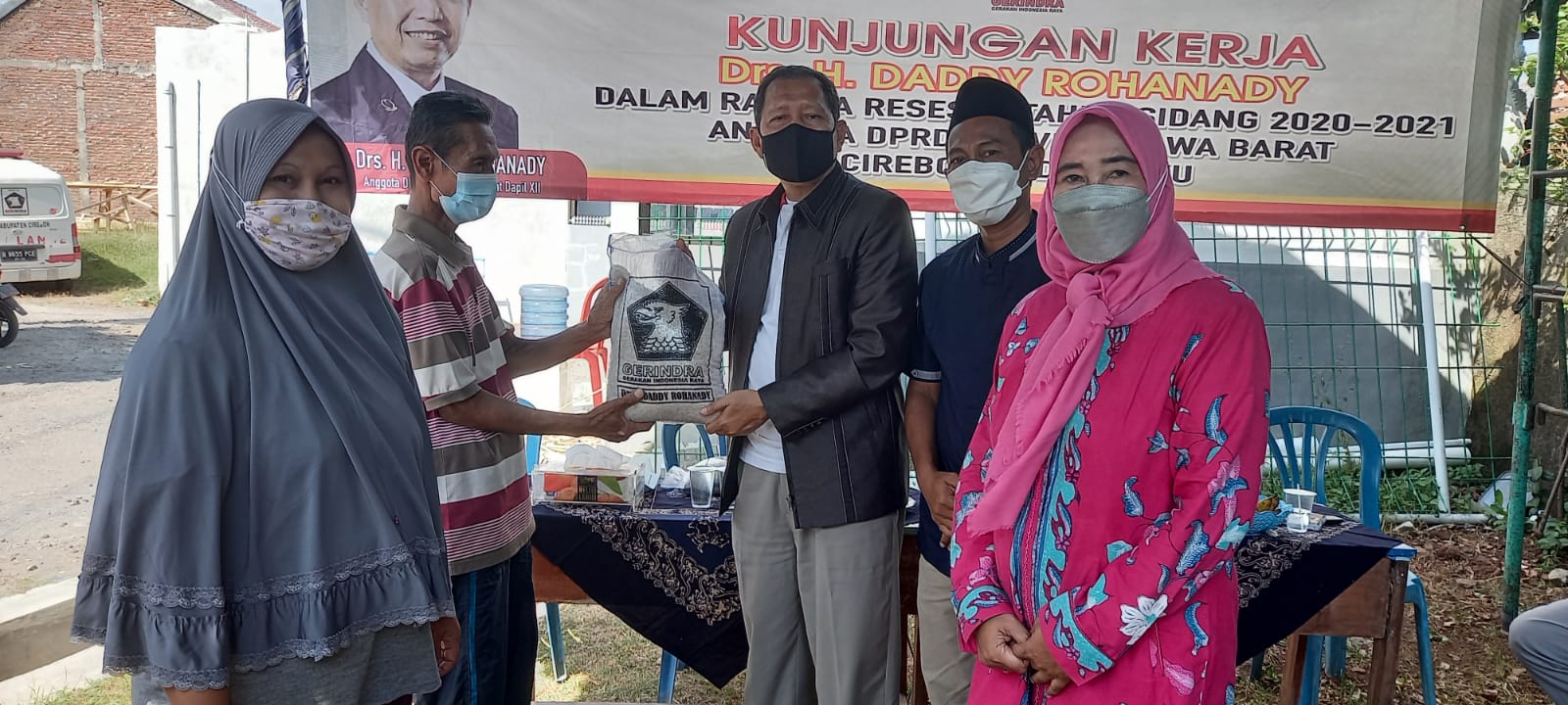 Anggota DPRD Jabar Daddy Rohanady menyerahan bantuan ke masyarakat Desa Pamijahan disaksikan Kuwu dan anggota DPRD Kabupaten Cirebon. (Foto: Ist)