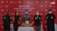 Kepala Dinas Pendidikan Jawa Barat Dedi Supandi (kiri) mendapingi Gubernur Jawa Barat Ridwan Kamil (tengah) dalam peresmian Kampus UMKM Shopee Ekspor Bandung di Jalan BKR Nomor 27 Kota Bandung, Kamis (5/8/2021). (Foto: Ist)
