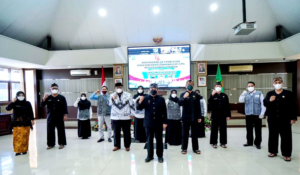 Acara penyerahan Surat Keputusan (SK) Penugasan Guru kepada 466 guru non Pegawai Negeri Sipil (PNS) bersertifikasi pendidik pada SMA, SMK, dan SLB di Jabar di Aula Dewi Sartika Kantor Disdik Jabar, Jalan Radjiman No. 6, Kota Bandung, Kamis (12/8/2021). (Foto: Ist)