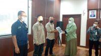Kepala P3DW Subang (Samsat Subang) Lovita Adriana Rosa di Kantor BJB Subang pada acara Rapat Evaluasi Triwulan II dan Pemberian Apresiasi Bumdes Subang.