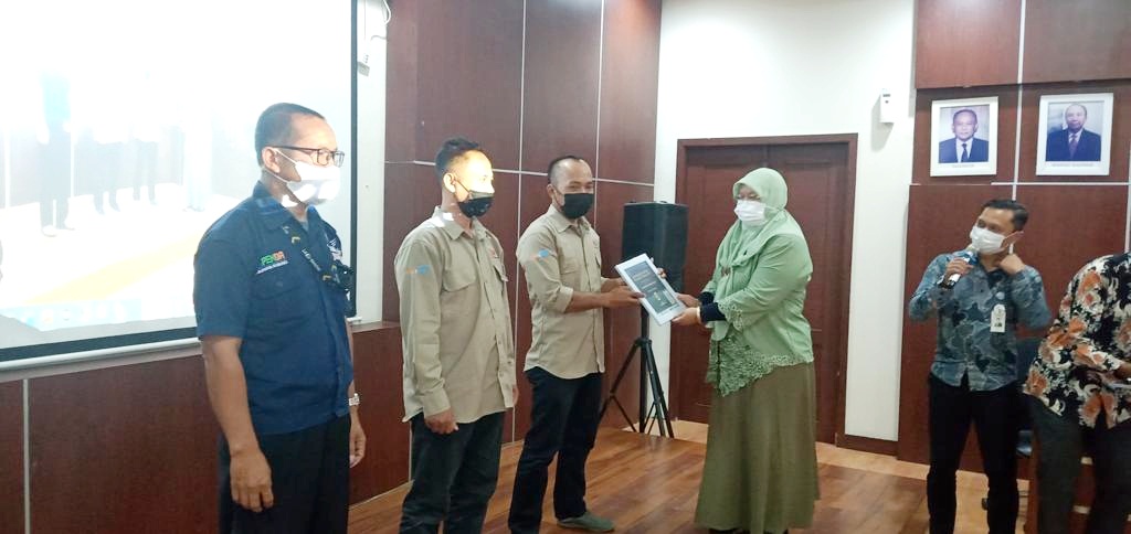 Kepala P3DW Subang (Samsat Subang) Lovita Adriana Rosa di Kantor BJB Subang pada acara Rapat Evaluasi Triwulan II dan Pemberian Apresiasi Bumdes Subang.