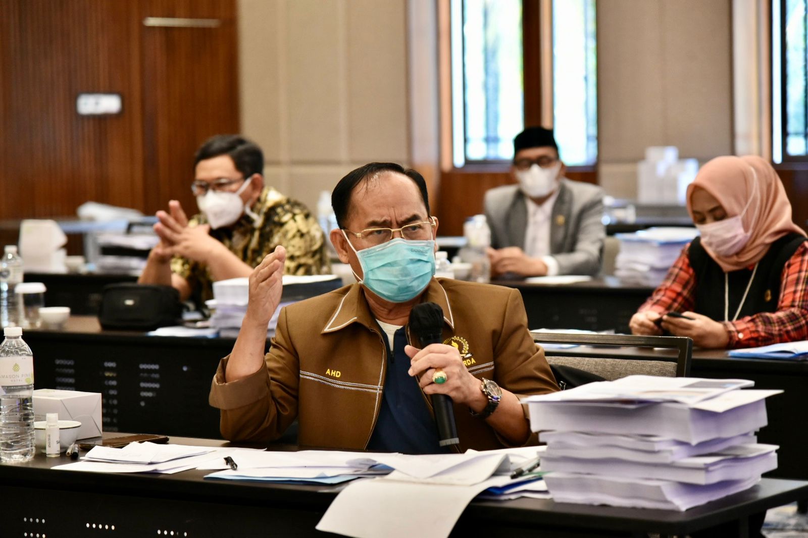 Bapemperda DPRD Jawa Barat menggelar rapat kerja dengan Biro Hukum, Biro BUMD dan Investasi, Dinas Bina Marga dan Tata Ruang, Bapeda, BPKAD, PT. Tirta Gemah Ripah dan PT. Migas Hulu Jabar terkait dengan 6 usulan Ranperda Pemerintah Provinsi Jawa Barat, Senin, (23/8/2021). (Foto : Farhat Mumtaz/Humas DPRD Jabar)