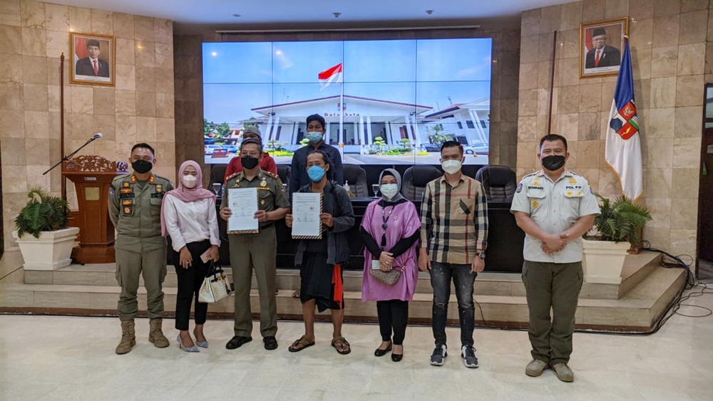 Pimpinan dan Anggota Komisi I DPRD Jawa Barat bersama Satpol PP Jawa Barat menghadiri penandatanganan "Kerja Bareng Dengan Komunitas Musik Jalanan Bogor" untuk mengedukasi masyarakat terkait penanganan Covid-19 di Kota Bogor, Senin, (23/8/2021). (Foto: Angga/Ariez/Humas DPRD Jabar)