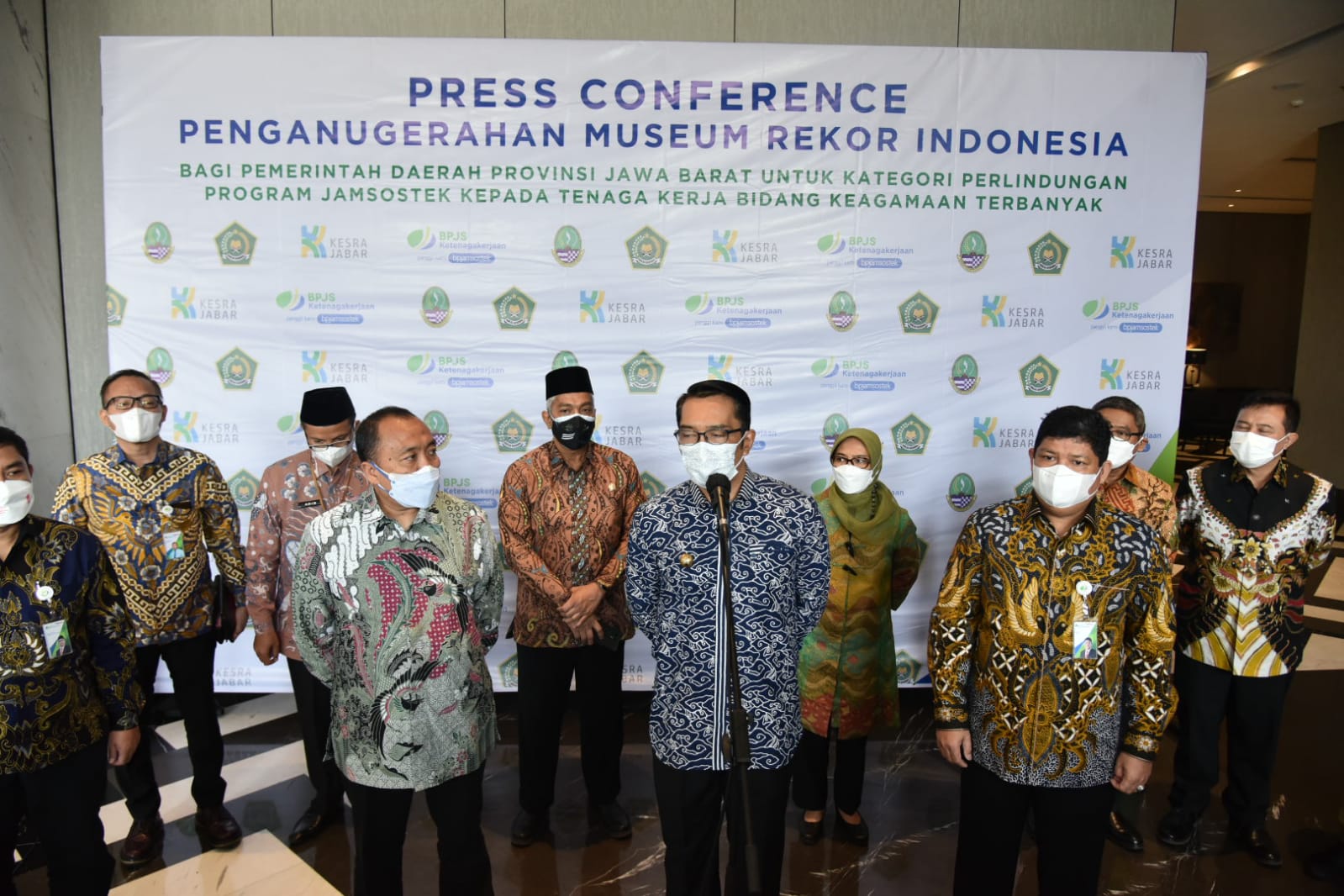 Wakil Ketua Komisi V DPRD Jawa Barat Abdul Hadi Wijaya menghadiri acara penganugerahan Museum Rekor Indonesia (MURI) bagi Pemerintah Provinsi Jawa Barat untuk kategori perlindungan program Jamsostek kepada tenaga kerja bidang Keagamaan Terbanyak, acara bertempat di Ballroom Pullman Hotel Kota Bandung. Senin, (30/08/2021). (Foto: Humas DPRD Jabar)