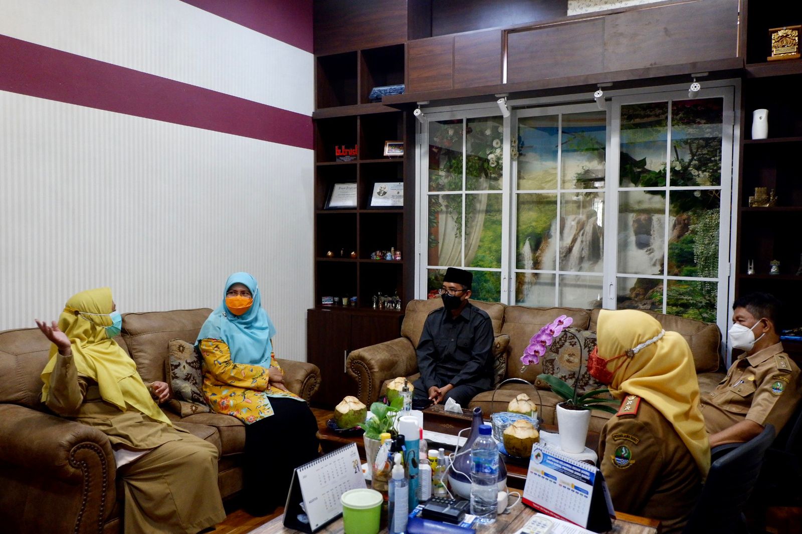 Anggota Komisi V DPRD Jawa Barat Siti Muntamah dan Abdul Muiz dalam melakukan kunjungan kerja dalam rangka monitoring realisasi pelaksanaan vaksinasi di Panti Sosial Rehabilitasi Penyandang Disabilitas (PSRPD) Kota Cimahi, Senin (30/8/21). (Foto: Ghia Hizkia/ Humas DPRD Jabar)