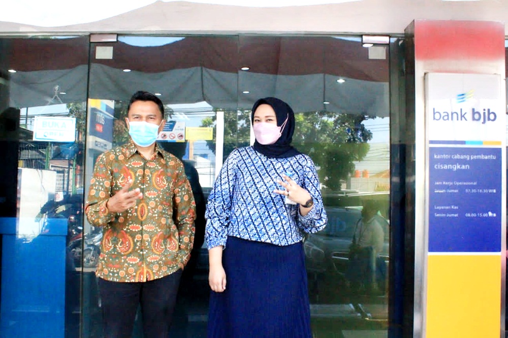 Anggota Komisi III DPRD Provinsi Jawa Barat Deden Galih saat melaksanakan kunjungan kerja ke Bank bjb CP Cisangkan di Kota Cimahi dalam rangka evaluasi kinerja mitra kerja komisi sampai dengan Triwulan II Tahun 2021. Senin (30/8/2021). (Foto: Humas DPRD Jabar)