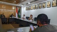 Anggota DPRD Jawa Barat Sidkon Djampi menerima audiensi Asosiasi Kepala Desa Kabupaten Indramayu di Kantor DPRD Jawa Barat. (Foto: Humas DPRD Jabar)