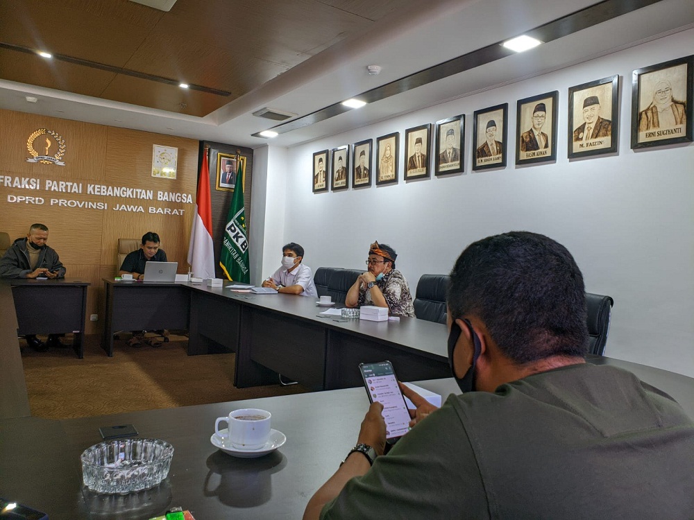 Anggota DPRD Jawa Barat Sidkon Djampi menerima audiensi Asosiasi Kepala Desa Kabupaten Indramayu di Kantor DPRD Jawa Barat. (Foto: Humas DPRD Jabar)