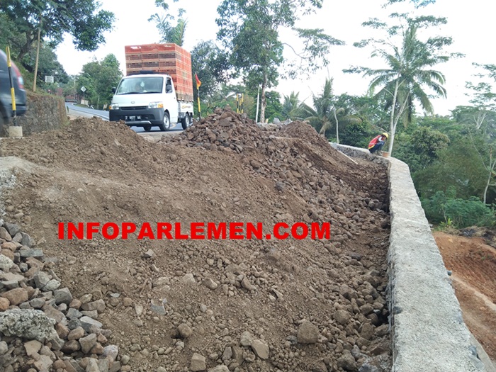 Pelaksanaan pekerjaan Penanganan Longsoran Pameungpek-Bts.Kab Ciamis/Majalengka (Cageur)-Bts.Kota Ciamis oleh kontraktor PT. Hantar Masa. (Foto: INFOPARLEMEN.COM)