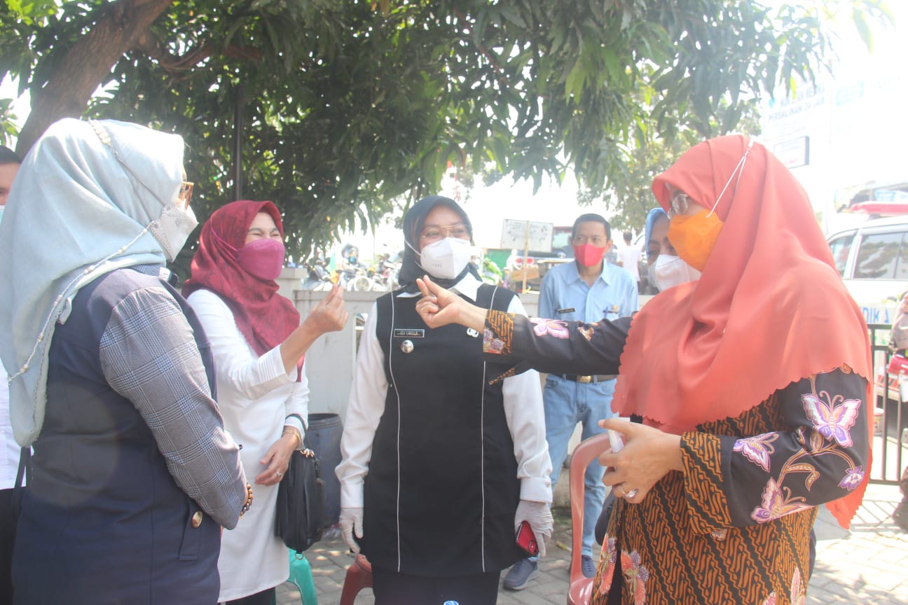 Anggota Komisi V DPRD Jawa Barat memantau program vaksinasi keluarga bagi yang berusia di atas 12 tahun di Klinik Nur Efan Medika, Kabupaten Karawang, Rabu (1/09/2021). (Foto : Rizky Ramdhani/Humas DPRD Jabar)