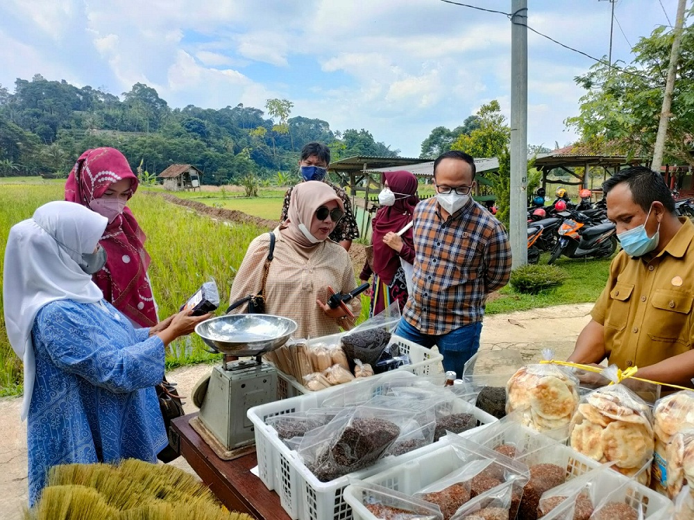 Pimpinan dan Anggota Pansus V DPRD Provinsi Jawa Barat melakukan kunjungan kerja ke Desa Cibeusi, Kecamatan Ciater Kabupaten Subang untuk mencari informasi bahan pembentukan Raperda Desa Wisata di Jawa Barat, Selasa (31/08/2021). (Foto: Humas DPRD Jabar)