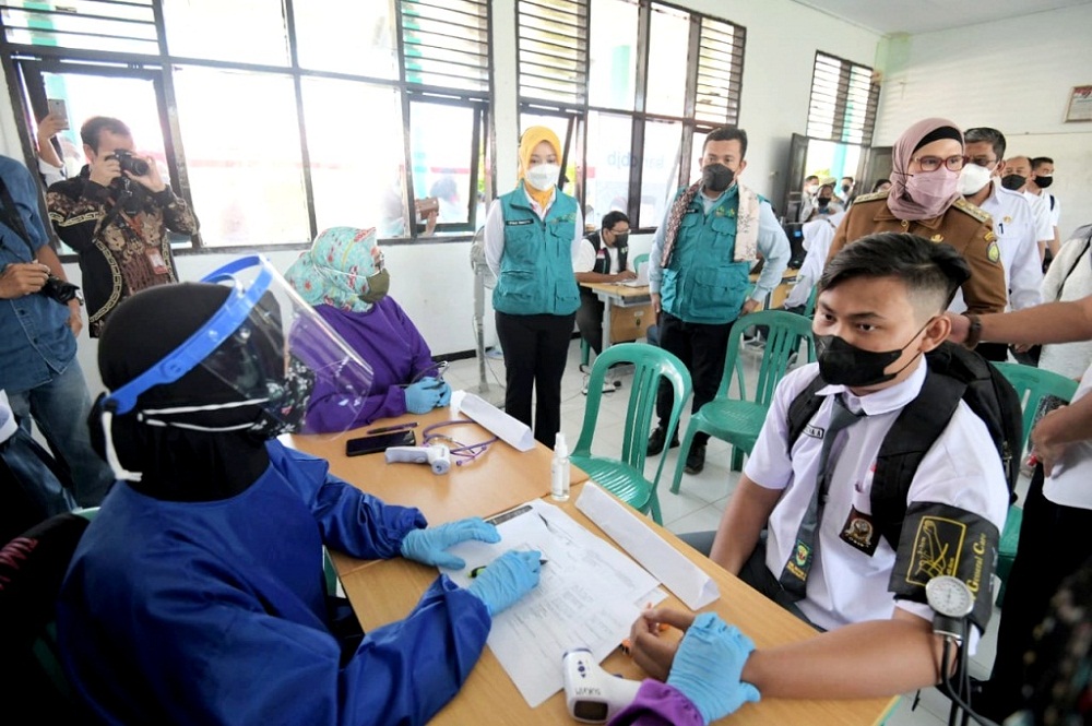 Kepala Dinas Pendidikan Jabar Dedi Supandi (tengah) dan Wakil Ketua Divisi Percepatan Vaksinasi Satgas Penanganan COVID-19 Jabar Atalia Praratya Ridwan Kamil meninjau Gebyar Vaksinasi COVID-19 bagi pelajar di SMKN 1 dan SMAN 2 Indramayu. (Foto: Hms Jabar)