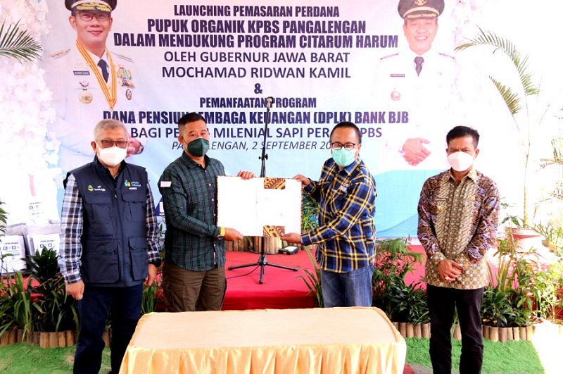Peluncuran pelepasan pemasaran perdana pupuk organik limbah kotoran hewan (Kohe) oleh Koperasi Peternakan Susu Bandung Selatan (KPBS) Pangalengan pada Lembaga Sosial Pemerhati Lingkungan Hidup dan Kelestarian Alam “Leuwikeris Hejo” Ciamis di Kantor KPBS Pangalengan, Kabupaten Bandung. (Foto: Hms Jabar)