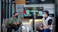 Kepala Dinas Pendidikan Jawa Barat Dedi Supandi (kiri) berdialog dalam "Podcast Juara" di Studio Tikomdik Disdik Jabar, Jalan Dr Radjiman No 6, Kota Bandung. (Foto: Disdik Jbr)