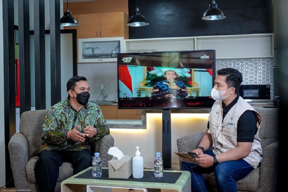 Kepala Dinas Pendidikan Jawa Barat Dedi Supandi (kiri) berdialog dalam "Podcast Juara" di Studio Tikomdik Disdik Jabar, Jalan Dr Radjiman No 6, Kota Bandung. (Foto: Disdik Jbr)
