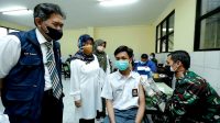 Kepala Kantor Cabang Dinas (KCD) Pendidikan Wilayah VII Arief Subakti (kiri) meninjau langsung pelaksanaan vaksinasi di SMAN 13 Bandung. (Foto: Ridwan/SMAN 13)