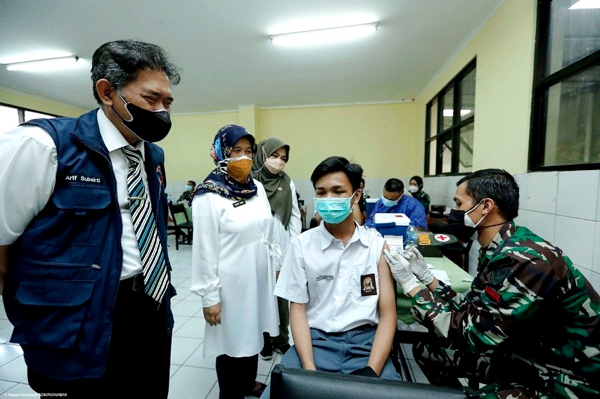 Kepala Kantor Cabang Dinas (KCD) Pendidikan Wilayah VII Arief Subakti (kiri) meninjau langsung pelaksanaan vaksinasi di SMAN 13 Bandung. (Foto: Ridwan/SMAN 13)