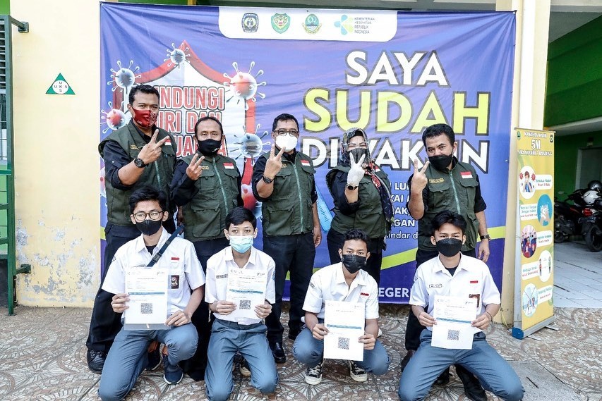 SMAN 7 Bandung bekerja sama dengan Kesehatan Daerah Militer (Kesdam) III/Siliwangi menggelar vaksinasi pelajar di kampus SMAN 7 Bandung, Jalan Lengkong Kecil No 53, Kota Bandung.
