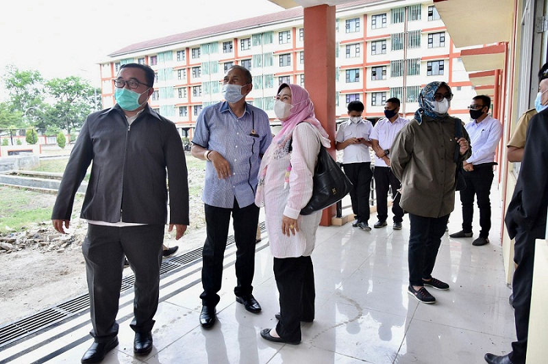 Pimpinan dan Anggota Komisi IV DPRD Jabar meninjau Apartement Transit di Solokanjeruk, Kabupaten bandung, Selasa (7/9/2021). (Foto : Farhat Mumtaz / Humas DPRD Jabar)