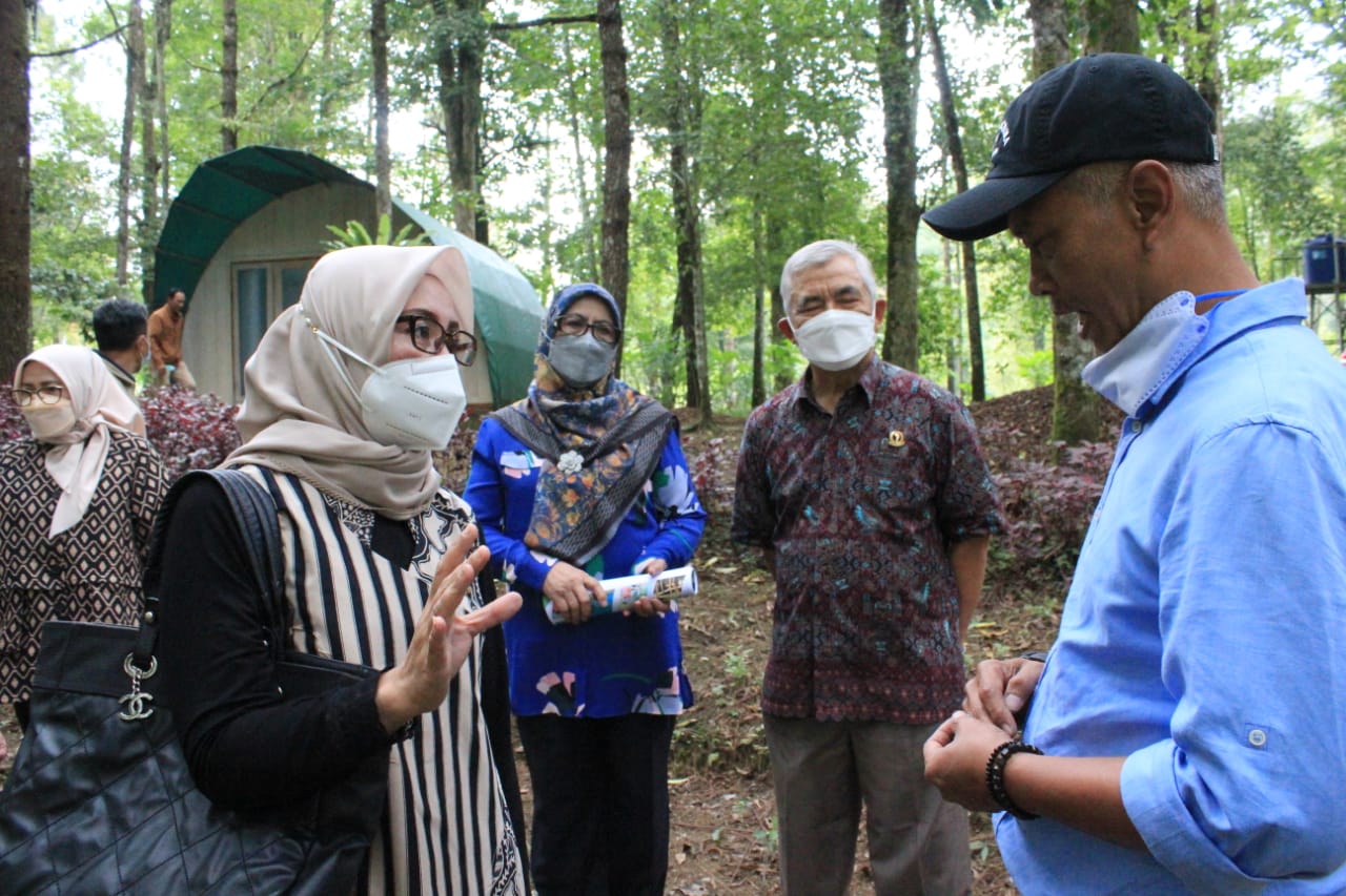 Pimpinan dan Anggota Komisi III DPRD Provinsi Jawa Barat meninjau Hejo Forest, salah satu aset PT Jasa dan Kepariwisataan Jabar di Kabupaten Bandung, Selasa (7/9/2021). (Foto: Humas DPRD Jabar)