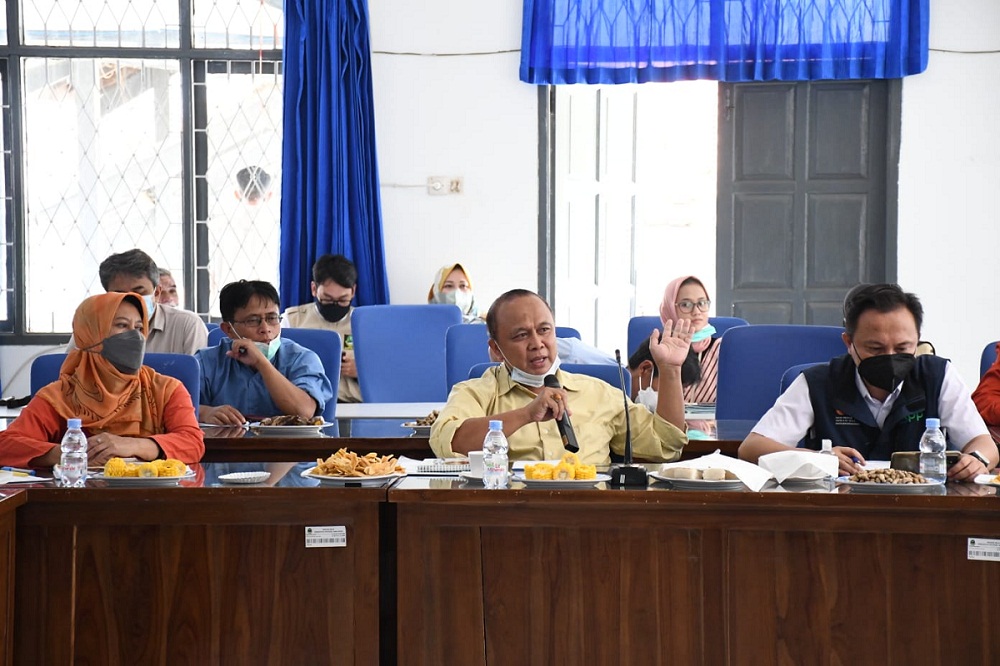 Komisi II DPRD Provinsi Jawa Barat melaksanakan kunjungan kerja dalam rangka Evaluasi Program dan Kegiatan APBD Tahun 2021 dan Rencana APBD Tahun Anggaran 2022 di UPTD Balai Pengembangan Ternak Sapi Perah dan Hijauan Makanan Ternak Cikole, Lembang, Kabupaten Bandung Barat, Selasa (07/09/2021). (Foto: Humas DPRD Jabar)