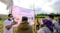 Wakil Gubernur Jawa Barat Uu Ruzhanul Ulum meninjau lokasi eksplorasi pembangkit listrik tenaga bayu atau angin di Kecamatan Ciemas, Kabupaten Sukabumi. (Foto: Hms Jabar)