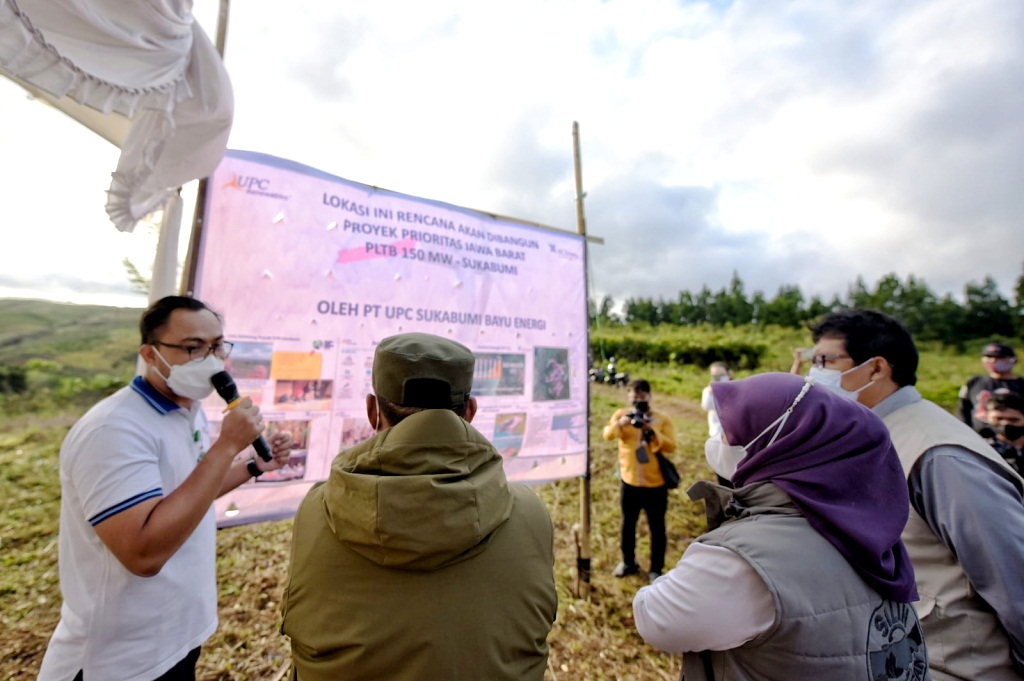 Wakil Gubernur Jawa Barat Uu Ruzhanul Ulum meninjau lokasi eksplorasi pembangkit listrik tenaga bayu atau angin di Kecamatan Ciemas, Kabupaten Sukabumi. (Foto: Hms Jabar)