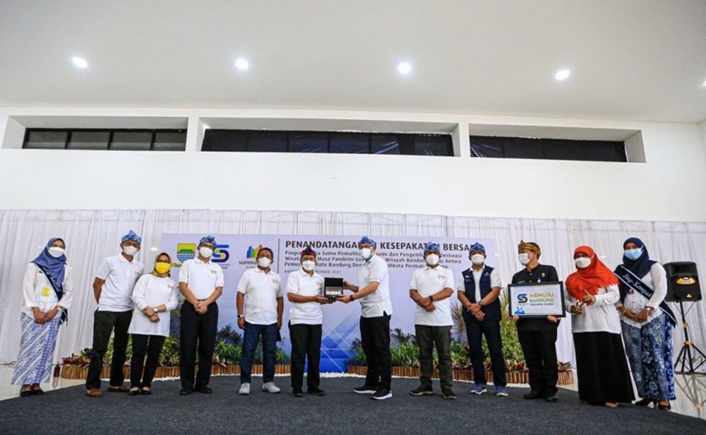 Penandatanganan kesepakatan bersama Program Kerjasama Pemulihan Ekonomi dan Pengembangan Destinasi Wisata Pada Masa Pandemi Covid-19 di Wilayah Bandung Timur Antara Pemerintah Kota Bandung dengan PT Mahkota Permata Perdana (Summarecon Bandung), di Plaza Summarecon Bandung, Kamis (9/9/2021). (Foto: Hms Bandung)