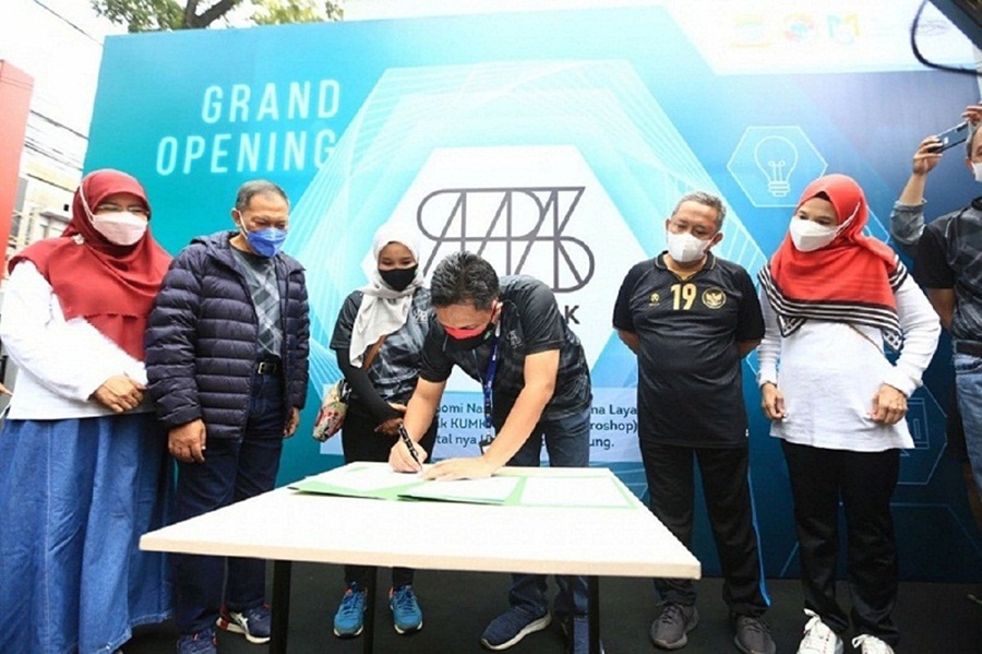 Wali Kota Bandung Oded M Danial meresmikan pembukaan Galeri Salapak di Jalan Ir H Juanda Nomor 10 Bandung, Minggu (12/09/2021). (Foto: Hms Bandung)