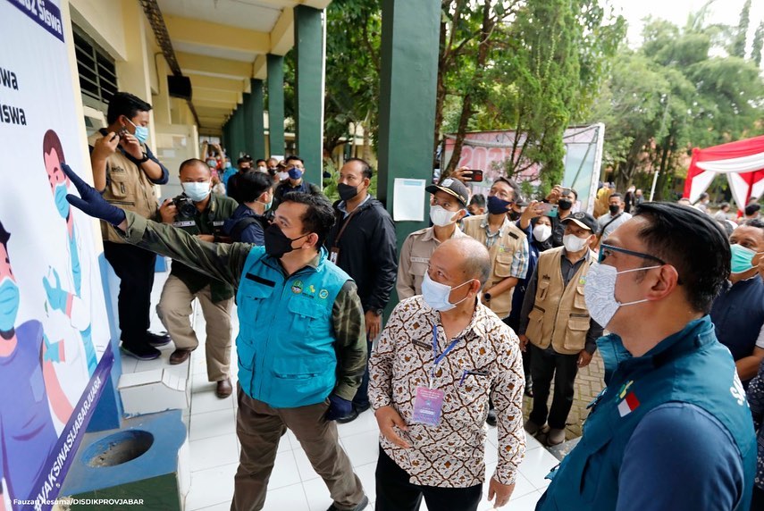 Kepala Dinas Pendidikan Jawa Barat mendampingi Gubernur Jawa Barat Ridwan Kamil melakukan safari vaksinasi di wilayah Jabar selatan, Sabtu (11/9/2021). (Foto: Disdik Jabar)