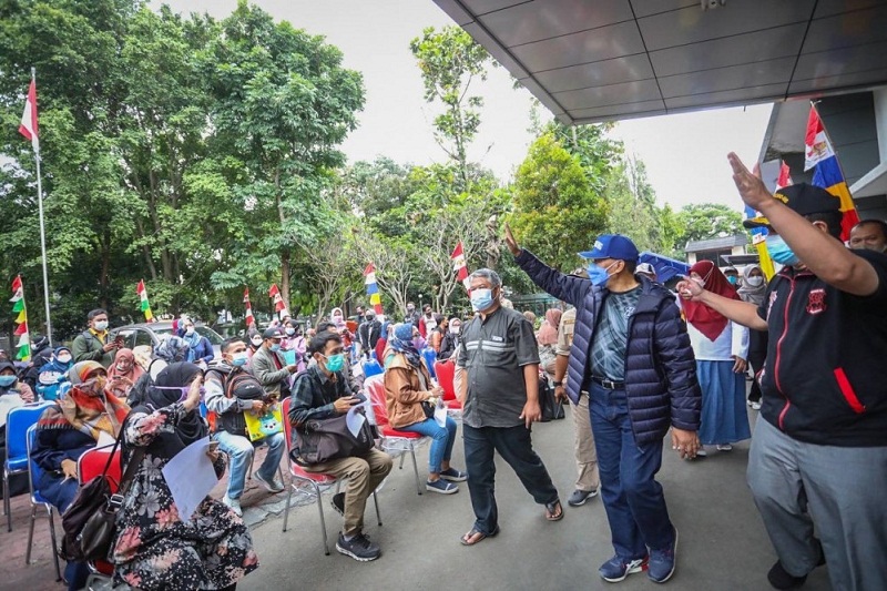 Wali Kota Bandung Oded M. Danial meninjau pelaksanaaan swab antigen gratis di Kantor Dinas Kesehatan Kota Bandung, Jalan Supratman No. 37 Kota Bandung, Minggu (12/9/2021). (Foto: Hms Bandung)