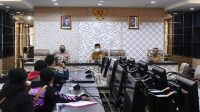 Kabag Humas dan Protokol Sekretariat DPRD Jabar Asep Yudi Mulyadi SSTP MAP menerima audiensi HCMI di Ruangan Pansus Sekretariat DPRD Jabar, Senin (13/9/2021). (Foto: Dian/Humas DPRD Jabar)