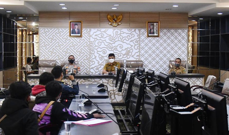 Kabag Humas dan Protokol Sekretariat DPRD Jabar Asep Yudi Mulyadi SSTP MAP menerima audiensi HCMI di Ruangan Pansus Sekretariat DPRD Jabar, Senin (13/9/2021). (Foto: Dian/Humas DPRD Jabar)