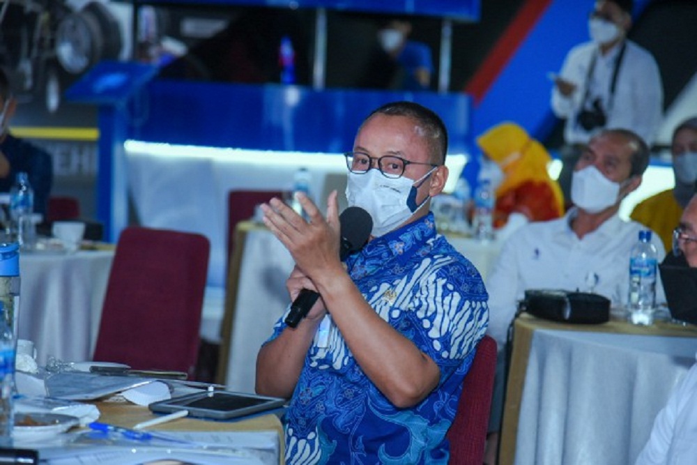 Wakil Ketua Komisi VII DPR RI Eddy Soeparno saat memimpin Tim Kunspek Komisi VII DPR RI ke PT Len Industri (Persero) di Bandung. (Foto: Geraldi/nvl)