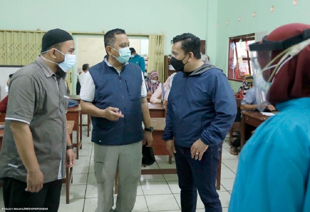 Kepala Dinas Pendidikan Jawa Barat Dedi Supandi (kedua kanan) meninjau persiapan ujian Pegawai Pemerintah dengan Perjanjian Kerja (PPPK) guru di SD Negeri 02 Cikembulan, Kabupaten Pangandaran. (Foto: Disdik Jabar)