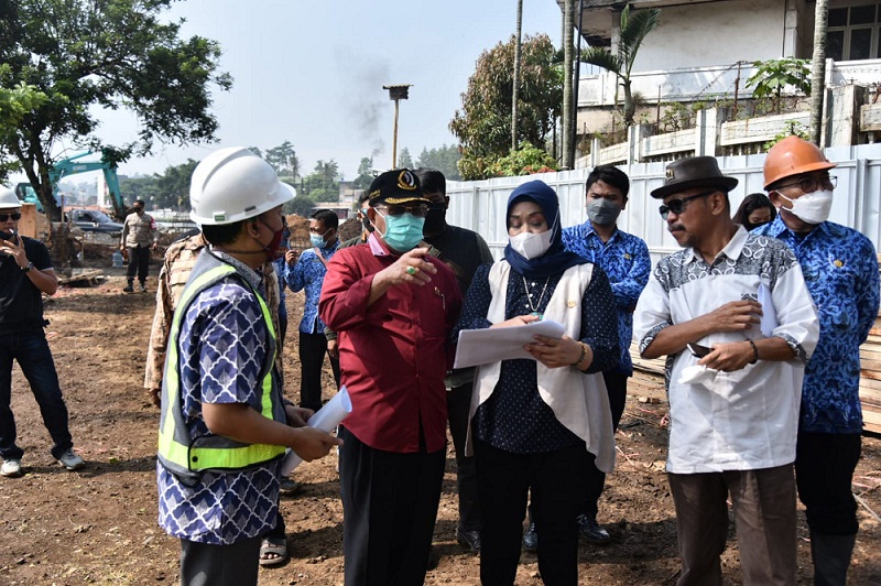 Pimpinan dan Anggota Komisi IV DPRD Provinsi Jawa Barat memantau pekerjaan Revitalisasi Situ Ciburuy Tahap 2, Jum'at, (17/09/2021). (Foto : Reza & Farhat / Humas DPRD Jawa Barat)