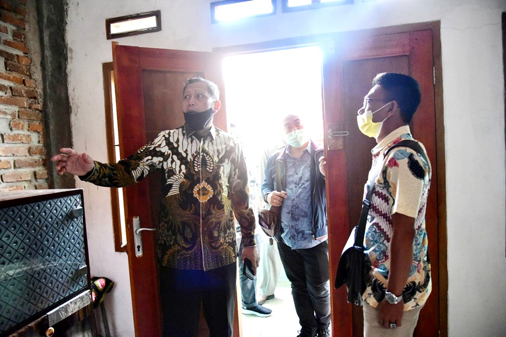 Pimpinan dan Anggota Komisi IV DPRD Provinsi Jawa Barat meninjau langsung pembangunan Rumah Tidak Layak Huni (Rutilahu) di Kelurahan Citeureup , Kota Cimahi, Kamis, (16/9/2021).