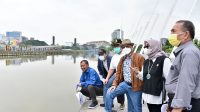 Komisi IV DPRD Jawa Barat meninjau langsung proyek Revitalisasi Sungai Kalimalang Tahap II, Senin (20/9/2021). (Foto : Farhat Mumtaz /Humas DPRD Jabar)