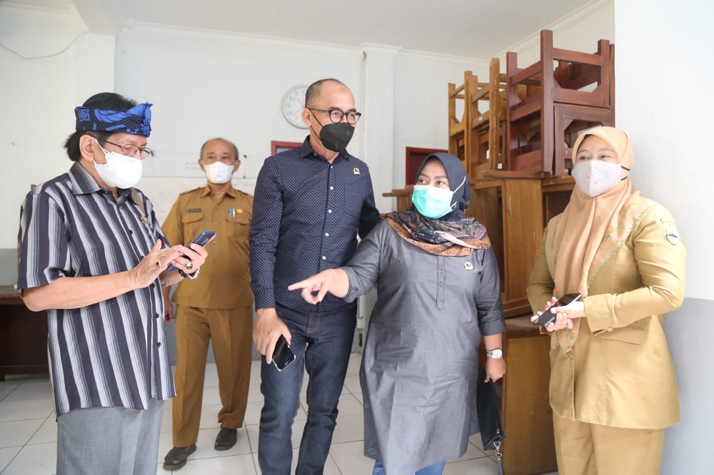 Anggota Komisi V DPRD Provinsi Jawa Barat melakukan kunjungan kerja dalam rangka monitoring realisasi pelaksanaan vaksin untuk siswa/siswi, serta meninjau kesiapan Pembelajaran Tatap Muka (PTM) di SLB Negeri 2 Centra Pk/Lk Kota Cimahi, Senin (20/10/2021). (Foto: RizkyRamdhani/Humas DPRD Jabar)