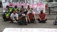 Anggota Komisi I DPRD Jawa Barat Rafael Situmorang saat menerima unjuk rasa dari Gerakan Mahasiswa (Gema) Petani Indonesia dalam peringatan Hari Tani Nasional 2021 di Depan Kantor DPRD Jawa Barat, Bandung, Jumat (24/9/2021). (Foto: Dian Refino/ Humas DPRD Jabar)