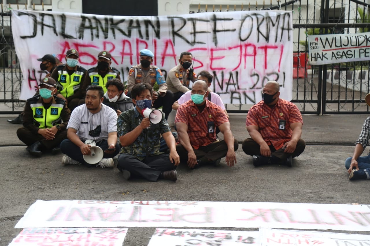 Anggota Komisi I DPRD Jawa Barat Rafael Situmorang saat menerima unjuk rasa dari Gerakan Mahasiswa (Gema) Petani Indonesia dalam peringatan Hari Tani Nasional 2021 di Depan Kantor DPRD Jawa Barat, Bandung, Jumat (24/9/2021). (Foto: Dian Refino/ Humas DPRD Jabar)