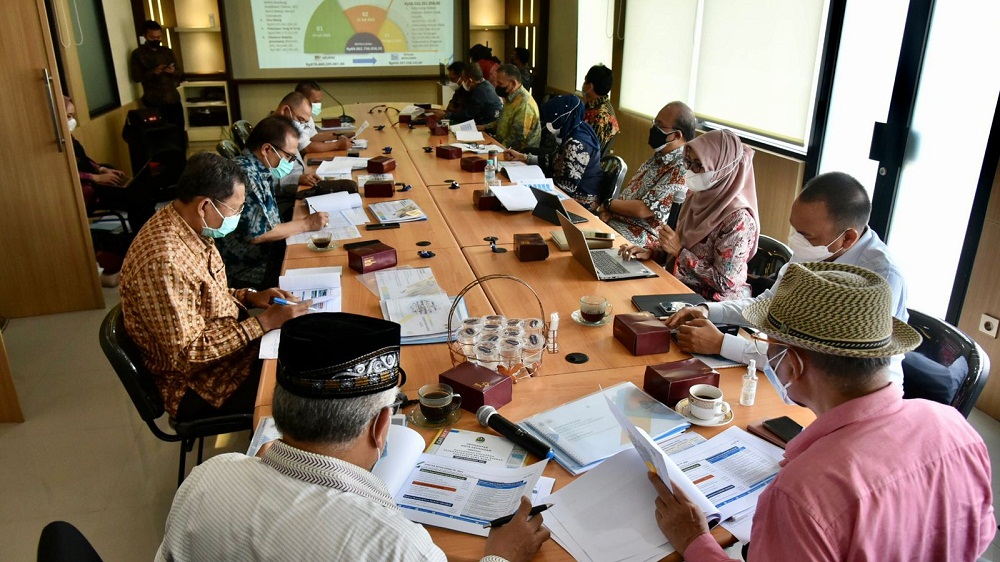 Pimpinan dan Anggota Komisi IV DPRD Provinsi Jawa Barat melakukan rapat kerja pembahasan Ranperda Perubahan APBD Tahun Anggaran 2021 dengan 7 mitra kerja Komisi IV di Apartemen Transit, Rancaekek, Kabupaten Bandung, Jumat, (24/9/2021). (Foto : Farhat Mumtaz / Humas DPRD Jabar)